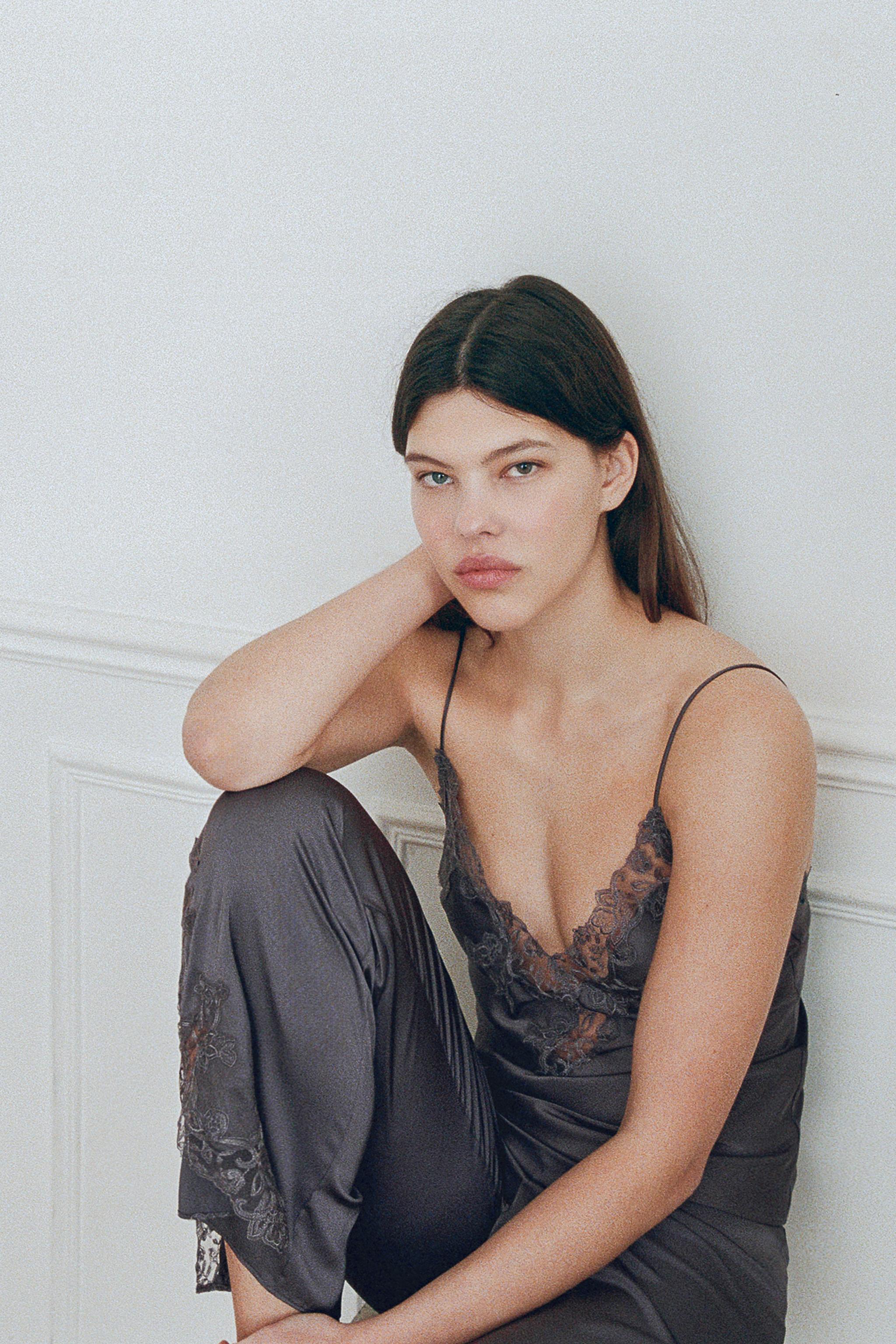 TOP SATINÉ À BRETELLES EN DENTELLE